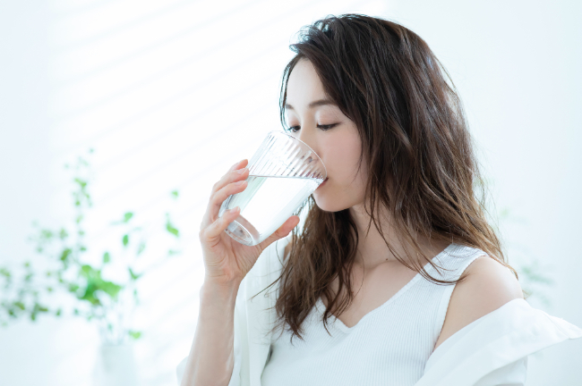 水を飲んでいる女性