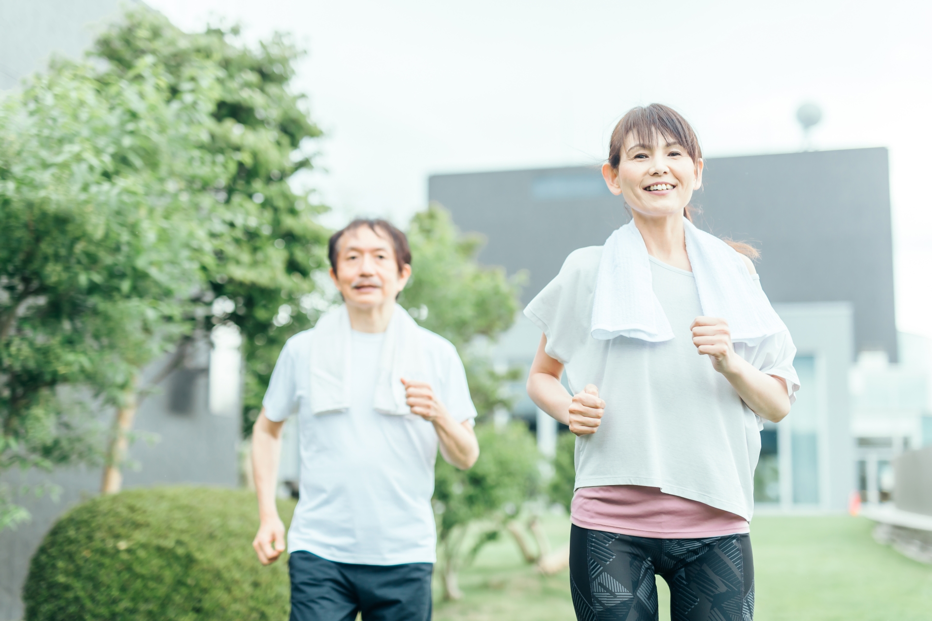 運動する中年夫婦