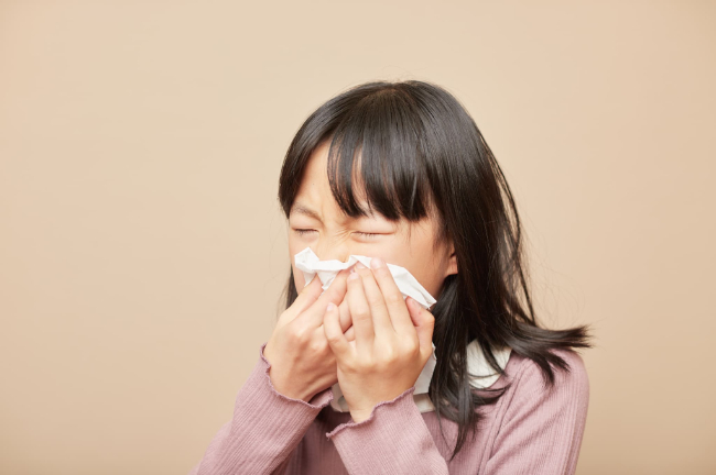 口呼吸の原因の一つである花粉症に苦しむ女のこども