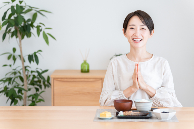 根管治療を終え笑顔で食事をする女性