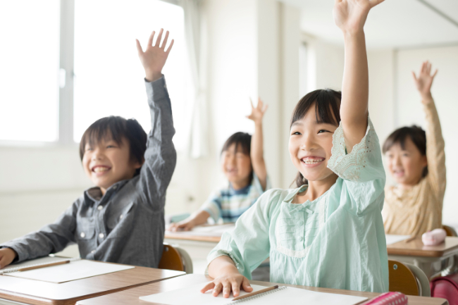 歯列矯正を終え元気よく学校で過ごす笑顔の子どもたち