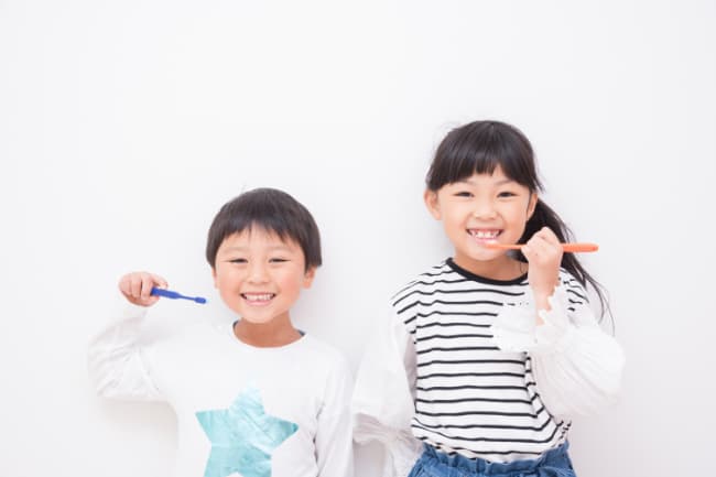 歯科検診で歯磨きを習って実践している子ども